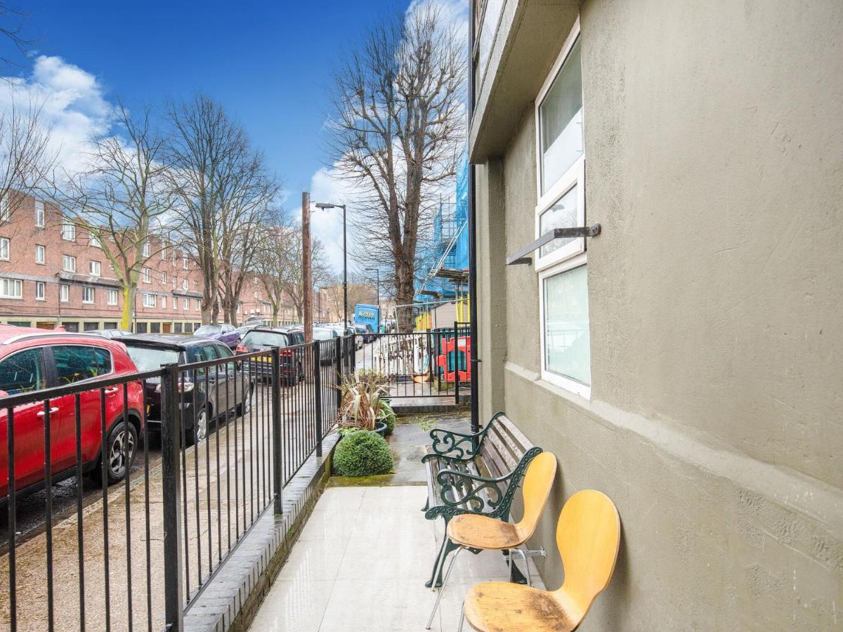Lovely Studio In London With Patio Bagian luar foto